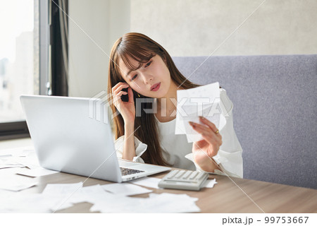 確定申告に追われる女性 確定申告に追われる女性 99753667
