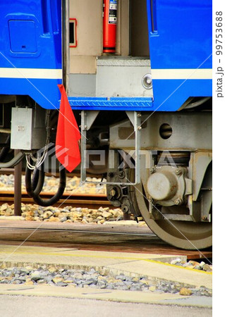 『赤旗・移動禁止』 下今市駅り側線に停留するSL大樹用14系客車と信号旗 99753688