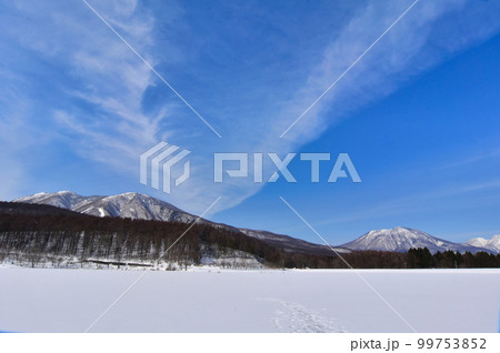 凍結した湖と冬の空 99753852