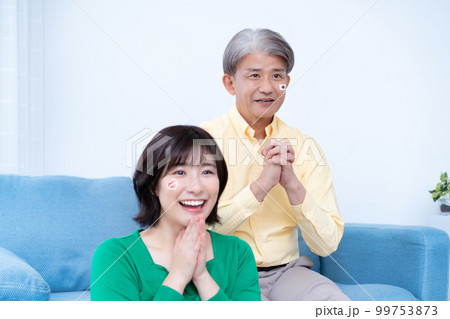 日本代表戦をテレビ観戦で応援する親子 99753873