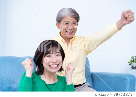 日本代表戦をテレビ観戦で応援する親子 99753875