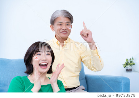 日本代表戦をテレビ観戦で応援する親子 99753879