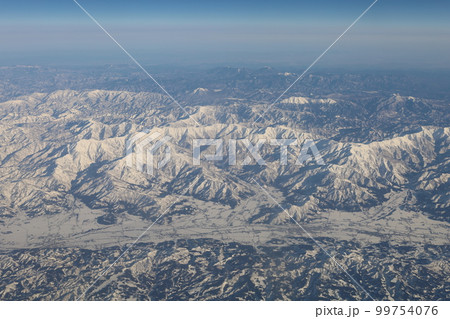 冬の日本本州縦断、空撮、JALジャルで飛ぶ花巻空港～大阪伊丹空港、東北の雪山、北アルプス、佐渡島 99754076