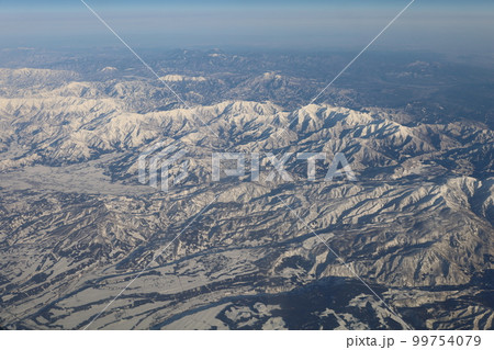 冬の日本本州縦断、空撮、JALジャルで飛ぶ花巻空港～大阪伊丹空港、東北の雪山、北アルプス、佐渡島 99754079