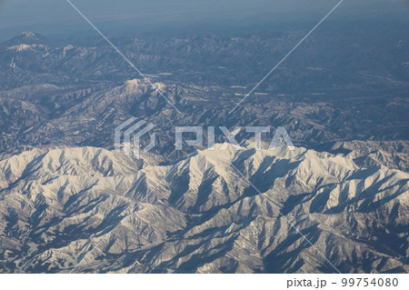 冬の日本本州縦断、空撮、JALジャルで飛ぶ花巻空港~大阪伊丹空港、東北の雪山、北アルプス、佐渡島 冬の日本本州縦断、空撮、JALジャルで飛ぶ花巻空港~大阪伊丹空港、東北の雪山、北アルプス、佐渡島 99754080