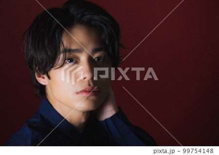 ネイビーのシャツの男性 ネイビーのシャツの男性 99754148