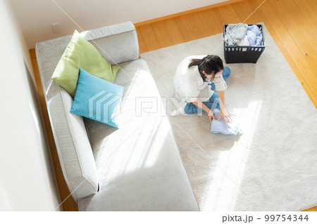 洗濯物を畳む女性　　　 99754344