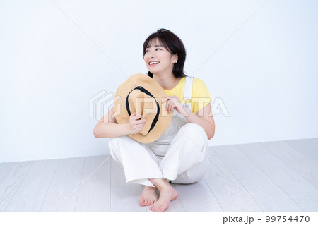 春夏コーデのショートボブの女性 99754470