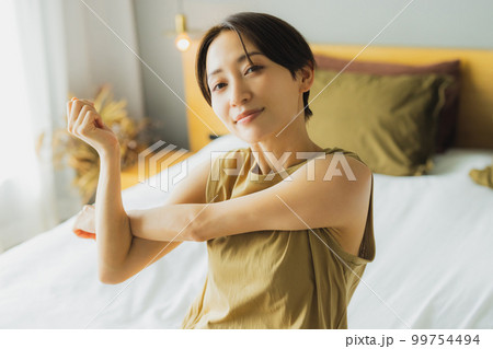 ベッドルームの女性 99754494