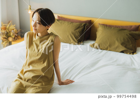 ベッドルームの女性 ベッドルームの女性 99754498