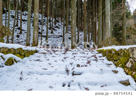 残雪の比叡山延暦寺西塔　親鸞聖人修行の地の碑 99754541