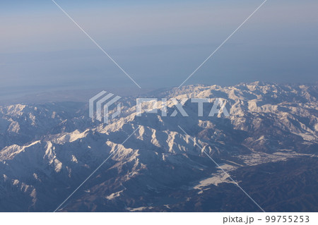 冬の日本本州縦断、空撮、JALジャルで飛ぶ花巻空港~大阪伊丹空港、東北の雪山、北アルプス、佐渡島 冬の日本本州縦断、空撮、JALジャルで飛ぶ花巻空港~大阪伊丹空港、東北の雪山、北アルプス、佐渡島 99755253