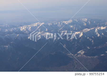 冬の日本本州縦断、空撮、JALジャルで飛ぶ花巻空港～大阪伊丹空港、東北の雪山、北アルプス、佐渡島 99755254