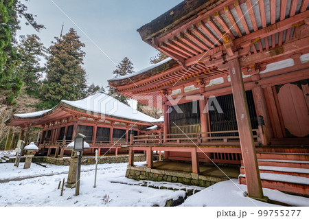 残雪の比叡山延暦寺西塔 法華堂と常行堂 残雪の比叡山延暦寺西塔 法華堂と常行堂 99755277