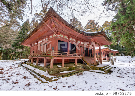 残雪の比叡山延暦寺西塔　法華堂と常行堂 99755279