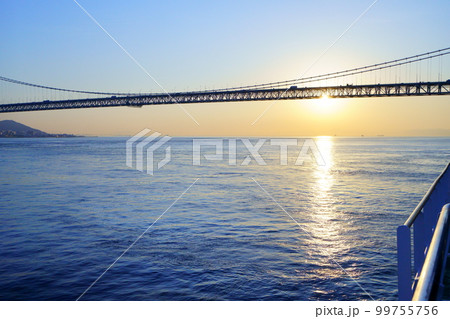 明石海峡大橋・海上から見る日の出 99755756