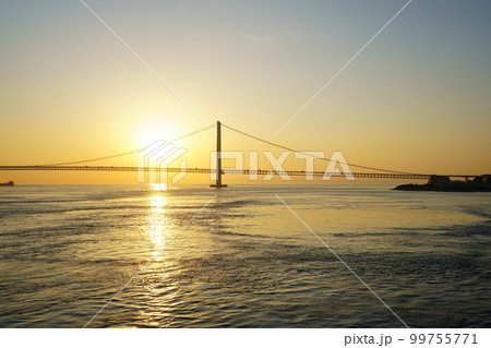 フェリーから見た明石海峡大橋の日の出 99755771