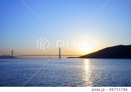 フェリーから見た明石海峡大橋の日の出 99755786