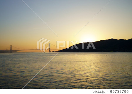 フェリーから見た明石海峡大橋の日の出 99755796