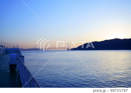 フェリーから見た明石海峡大橋の日の出 99755797