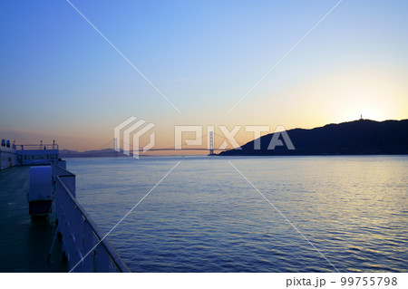 フェリーから見た明石海峡大橋の日の出 99755798