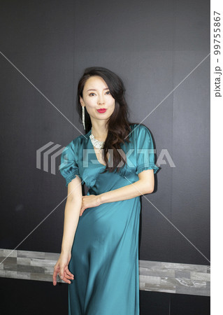 青緑色のドレスを着た高身長美人女性 青緑色のドレスを着た高身長美人女性 99755867