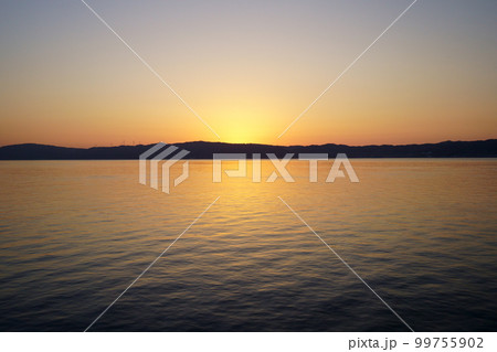 夜明け前・フェリーから見る淡路の島影 99755902