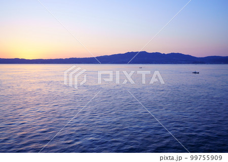 夜明け前・フェリーから見る淡路の島影 99755909