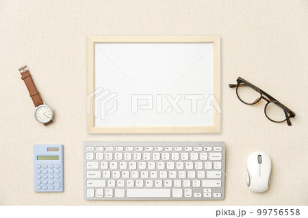 ホワイトボードのあるビジネスデスク　俯瞰撮影　無人 99756558