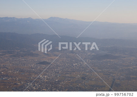 冬の日本本州縦断、空撮、JALジャルで飛ぶ花巻空港~大阪伊丹空港、東北の雪山、北アルプス、佐渡島 冬の日本本州縦断、空撮、JALジャルで飛ぶ花巻空港~大阪伊丹空港、東北の雪山、北アルプス、佐渡島 99756702