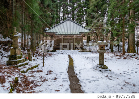 残雪の比叡山延暦寺西塔　恵亮堂 99757539