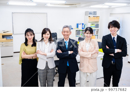 オフィスで働くメンバーの集合写真 99757682