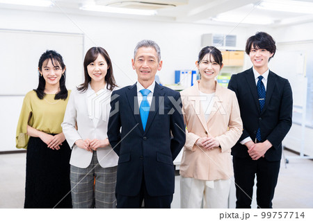 オフィスで働くメンバーの集合写真 99757714