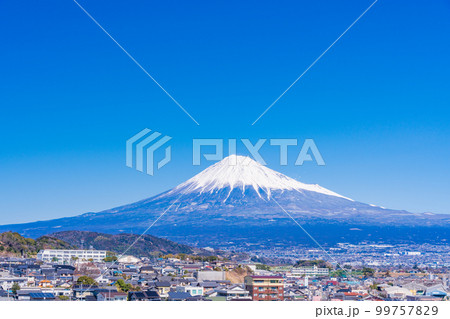 （静岡県）富士市の高台から望む富士山 99757829