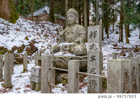 残雪の比叡山延暦寺西塔 仏像 残雪の比叡山延暦寺西塔 仏像 99757835