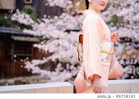 着物の女性と桜　京都 99758165