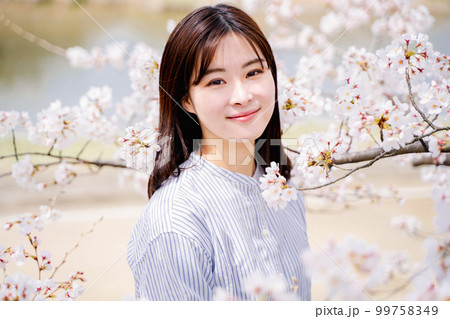 桜 女性ポートレート 桜 女性ポートレート 99758349
