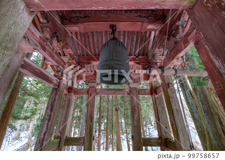残雪の比叡山延暦寺西塔 鐘楼 残雪の比叡山延暦寺西塔 鐘楼 99758657