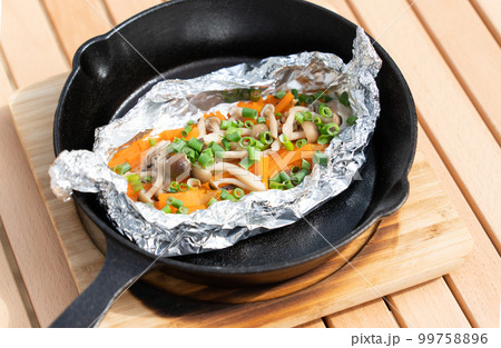 スキレットで作る鮭のホイル焼きのキャンプ飯 99758896