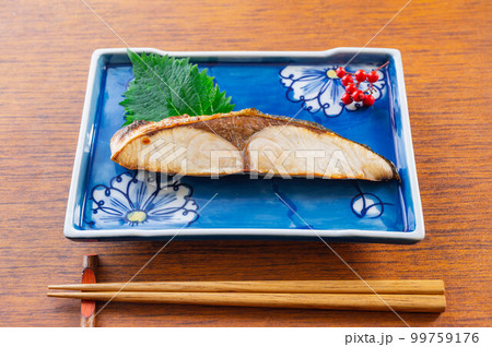 焼いたブリの切り身 99759176