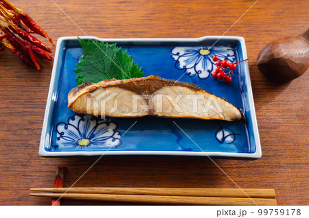 焼いたブリの切り身 99759178