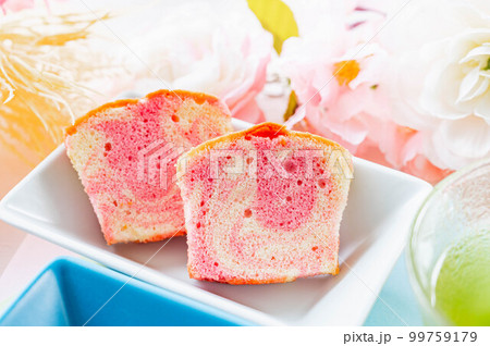 イチゴのスポンジケーキ イチゴのスポンジケーキ 99759179
