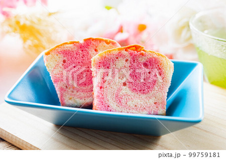 イチゴのスポンジケーキ イチゴのスポンジケーキ 99759181