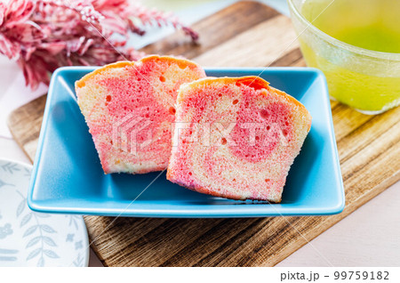 イチゴのスポンジケーキ 99759182