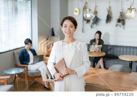 ビジネス 女性 笑顔  ビジネス 女性 笑顔  99759220
