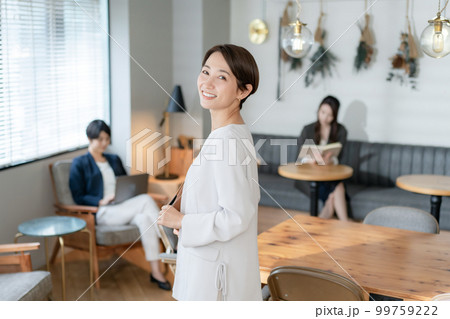 ビジネス　女性　笑顔　 99759222