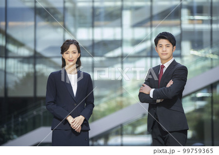 2人のビジネスパーソン 撮影協力「LINK FOREST」 2人のビジネスパーソン 撮影協力「LINK FOREST」 99759365