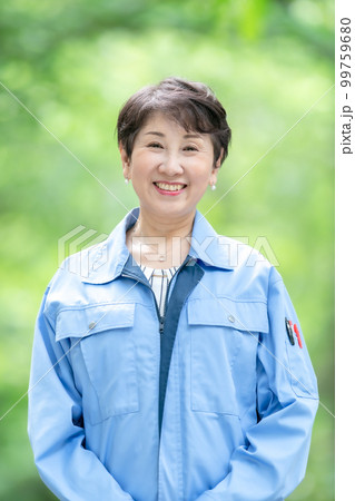 作業着の女性　新緑 99759680