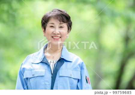 作業着の女性　新緑 99759685