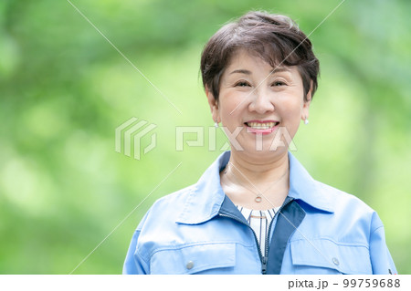 作業着の女性　新緑 99759688